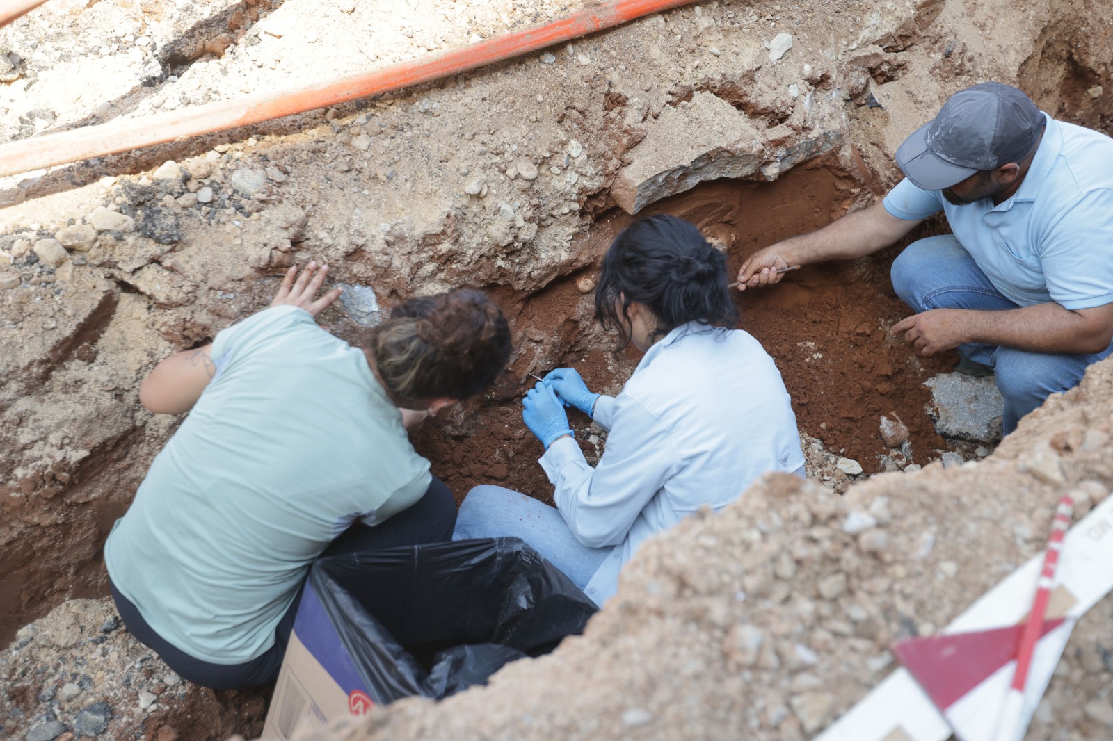 Muğla Kötekli’de Yol Kazısında Mezar Buluntuları Ortaya Çıktı